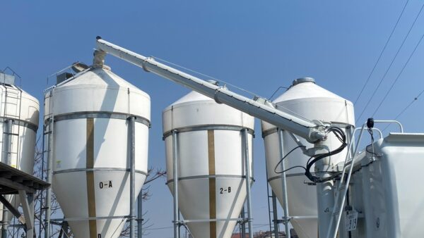 2025.3.21幡野ファーム、農場の風景　餌タンク